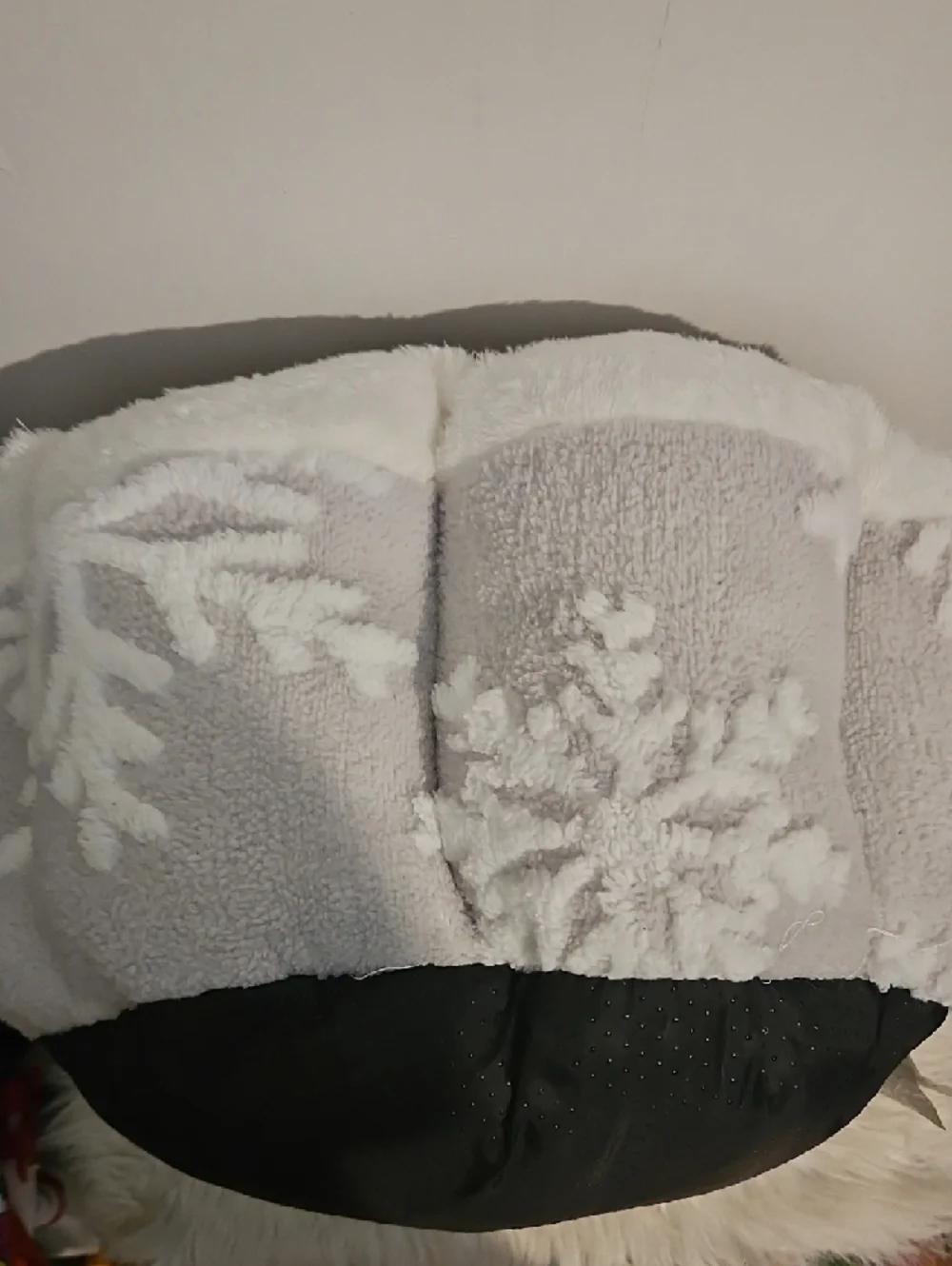 Plush Round Pet Bed in Cream and Light Gray